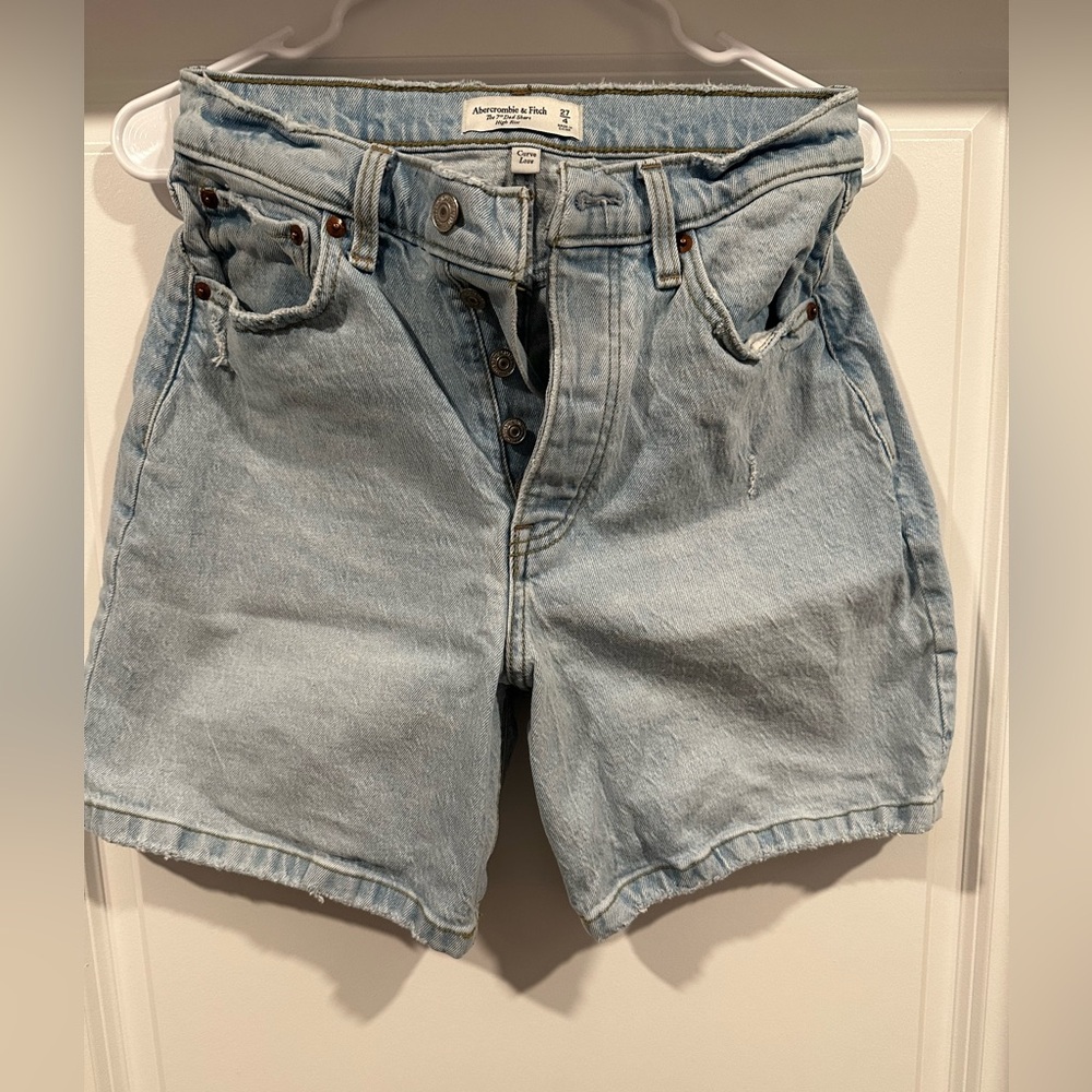 Abercrombie & Fitch
Curve Love High Rise 7 Inch Dad Shorts